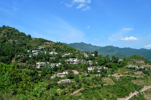 康縣望關鎮(zhèn)美麗鄉(xiāng)村徐羅村一角。（張艷霞  攝）.jpg